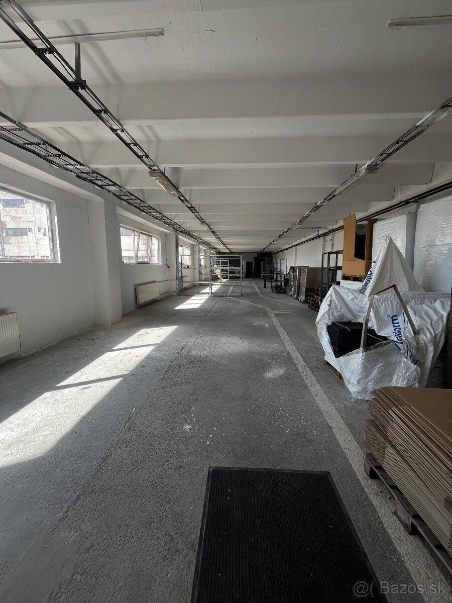 SKLADOVÁ HALA — Cargo Centrum Pezinok