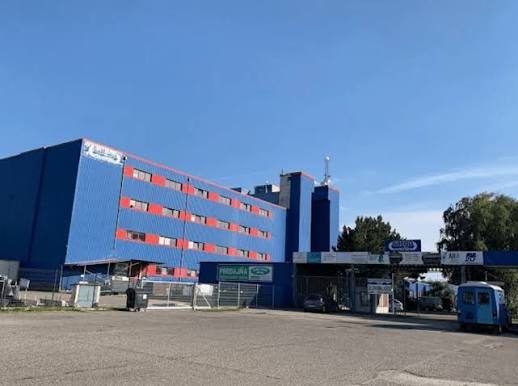 Pohľad na areál a vstupnú bránu